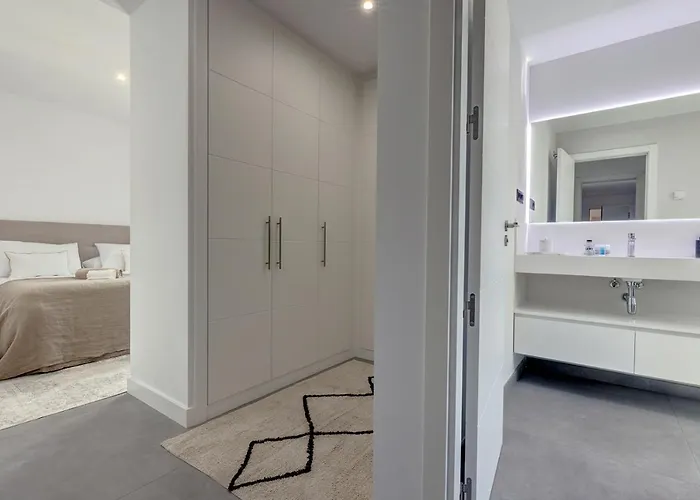 Lejlighed Brand New, Elegant Three Bed