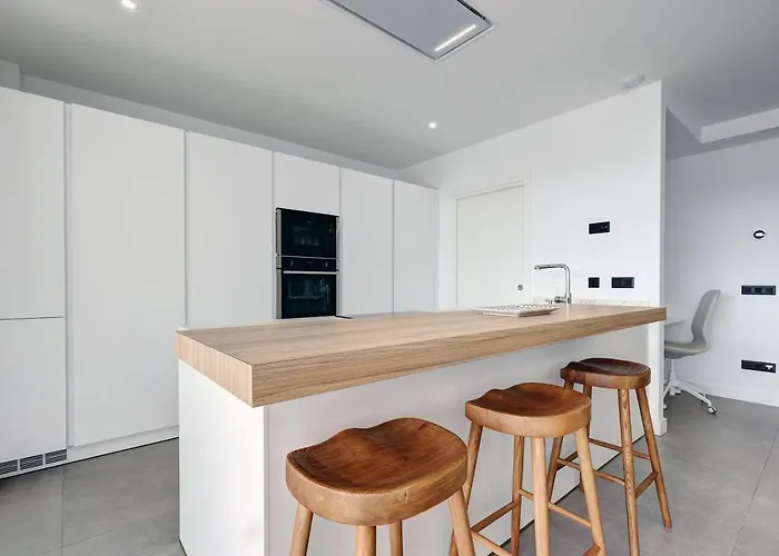 Lejlighed Brand New, Elegant Three Bed