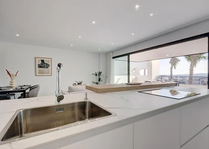 Lejlighed Brand New, Elegant Three Bed *