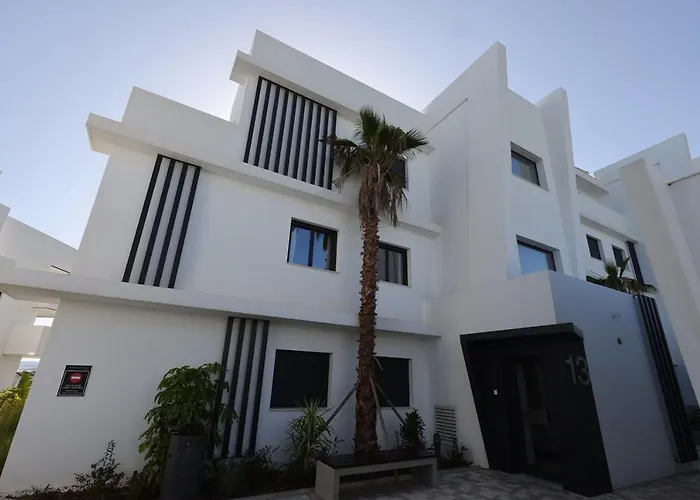 Lejlighed Brand New, Elegant Three Bed