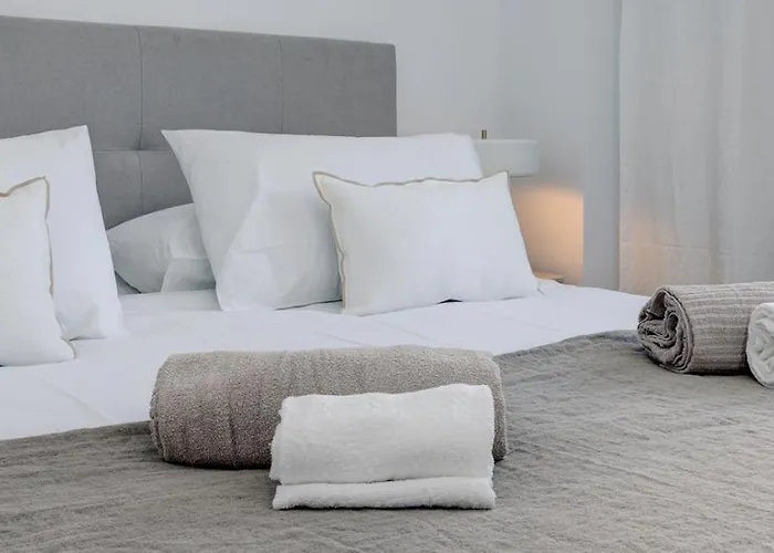 Brand New, Elegant Three Bed * 에스테포나