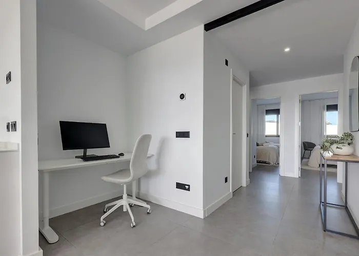 아파트 Brand New, Elegant Three Bed *