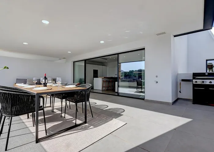 Brand New, Elegant Three Bed 아파트 에스테포나