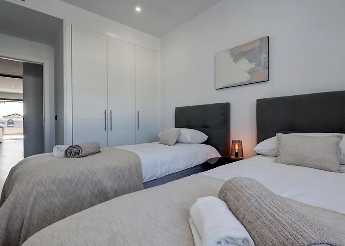 Brand New, Elegant Three Bed Apartamento Estepona