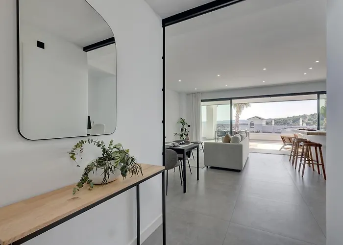 Brand New, Elegant Three Bed * 에스테포나