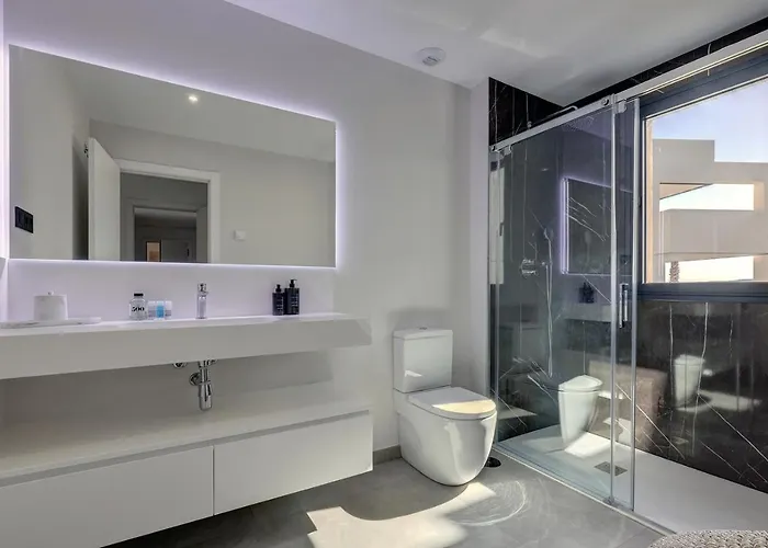 Brand New, Elegant Three Bed 아파트