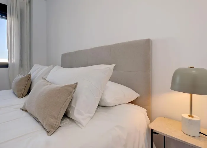 Brand New, Elegant Three Bed 에스테포나