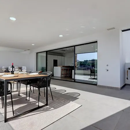 Brand New, Elegant Three Bed Apartamento Estepona