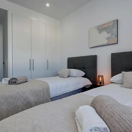 Brand New, Elegant Three Bed Apartamento Estepona