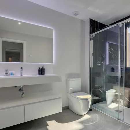 Brand New, Elegant Three Bed Apartamento